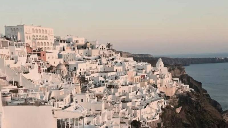 Η Σαντορίνη βγαίνει από την «καρτ-ποστάλ» και μπαίνει στο μετρό του Παρισιού