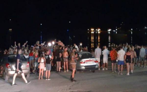 Ζάκυνθος: Χαμός στην παραλία του Λαγανά όταν έκλεισαν τα μπαρ (Βίντεο)
