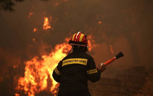 Φωτιά έκαιγε όλο το βράδυ σε αποθήκη ζωοτροφών στην Θεσσαλονίκη