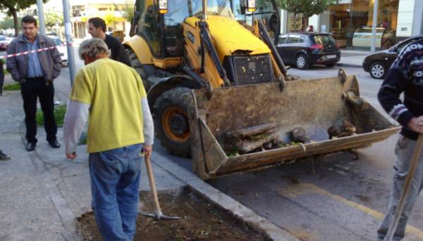 Καθαρισμός ανατολικού πεζοδρομίου της Φαρών 