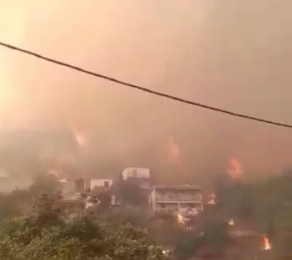 Μεγάλος κίνδυνος στην Άνω Μεσσηνία - Καίγονται σπίτια στο Καρνάσι (βίντεο)
