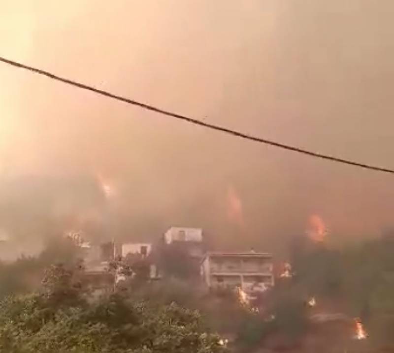Μεγάλος κίνδυνος στην Άνω Μεσσηνία - Καίγονται σπίτια στο Καρνάσι (βίντεο)