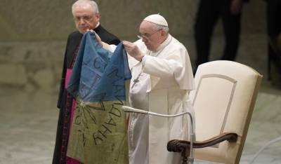 Πάπας Φραγκίσκος: Καταδίκασε τη σφαγή την Μπούκα κρατώντας ουκρανική σημαία από τη μαρτυρική πόλη