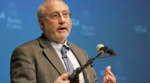 Stiglitz: Γιατί πρέπει να υπάρξει «κούρεμα» του ελληνικού χρέους