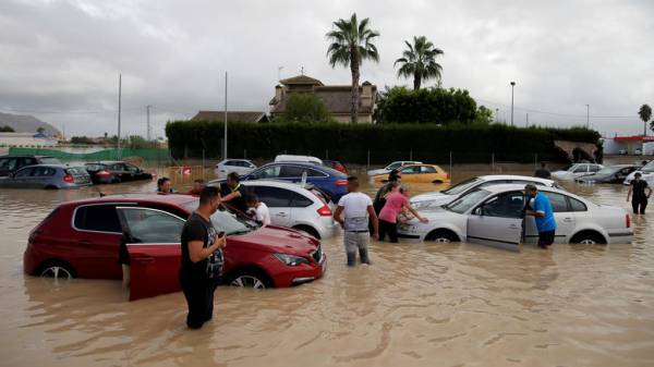 Στους τέσσερις οι νεκροί από τις καταρρακτώδεις βροχές στη νοτιοανατολική Ισπανία