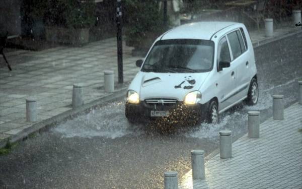 Θεσσαλονίκη: Δυσκολίες στην κίνηση των οχημάτων και ατυχήματα προκάλεσε η καταιγίδα