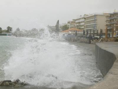 Κύματα και... αφρικανική σκόνη στην Καλαμάτα (βίντεο-φωτογραφίες)