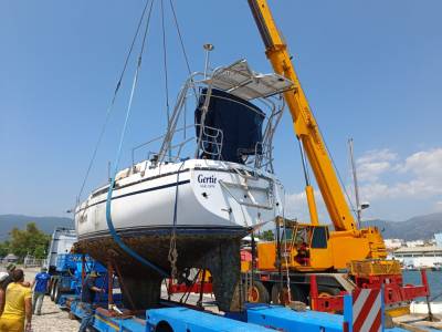 Απομακρύνονται δύο ακόμα κατασχεμένα σκάφη από το λιμάνι Καλαμάτας