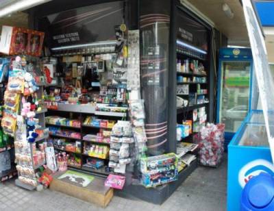 Καλαμάτα: Ανήλικοι έκλεψαν ενεργειακά ποτά και σοκολάτες από περίπτερο - 3 συλλήψεις