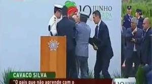 Ο πρόεδρος της Πορτογαλίας καταρρέει υπό το βάρος των αποδοκιμασιών (βίντεο)