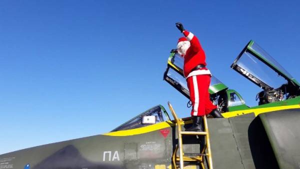 Με αεροσκάφος της Πολεμικής Αεροπορίας προσγειώθηκε ο Άγιος Βασίλης στη Λάρισα