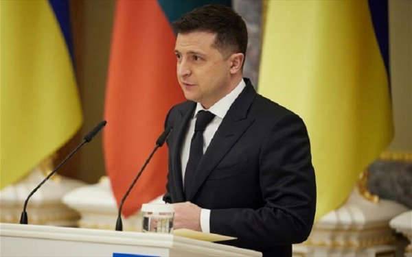 Ο πρόεδρος Ζελένσκι κάλεσε τους Ουκρανούς να μην καταθέσουν τα όπλα και να υπερασπιστούν το Κίεβο