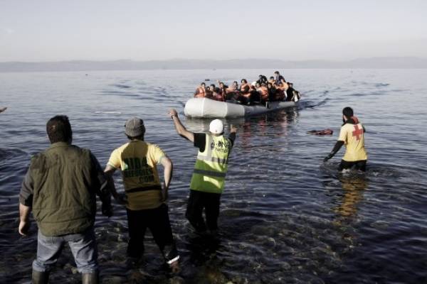 Με μια βάρκα έφθασαν 51 πρόσφυγες και μετανάστες στη Λέσβο