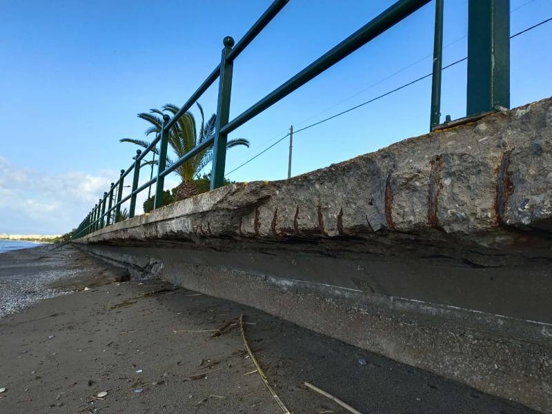 Σε προχωρημένη διάβρωση το νότιο πεζοδρόμιο της Ναυαρίνου - H ανάπλαση δεν φαίνεται, η φθορά μεγαλώνει