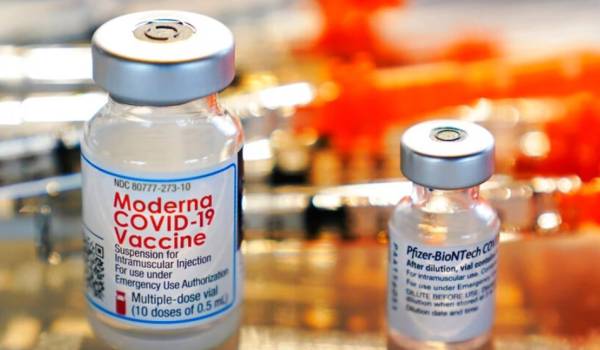 FDA: Αυτές είναι οι προϋποθέσεις για την τρίτη δόση σε όσους είχαν εμβολιαστεί με Moderna και Johnson &amp; Johnson