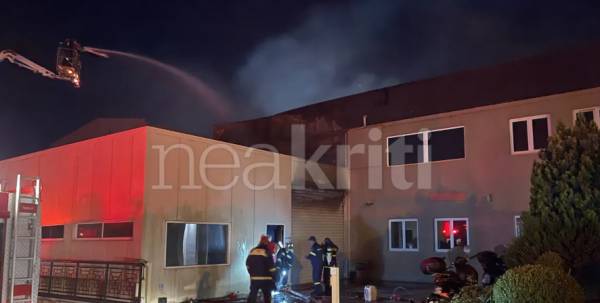 Πυρκαγιά στις εγκαταστάσεις του πιεστηρίου της εφημερίδας &quot;Νέα Κρήτη&quot; στη ΒΙΠΕ Ηρακλείου (βίντεο)