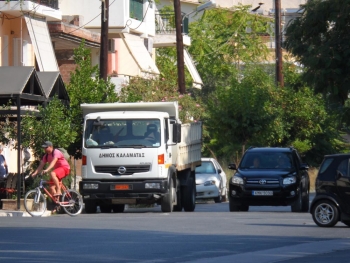 Ο δήμος σηκώνει τα τραπεζοκαθίσματα για πολύχρονες οφειλές καταστηματαρχών