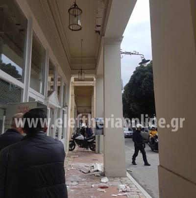 Τραυματισμός γυναίκας στην Καλαμάτα: Υποχώρησε τμήμα οροφής από στοά! (βίντεο)