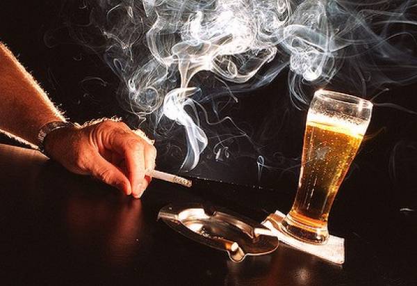 Το κάπνισμα (και το αλκοόλ) πάει... σύννεφο στις ταινίες
