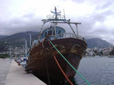 Απομάκρυνση σαπιοκάραβου από το λιμάνι της Κυπαρισσίας