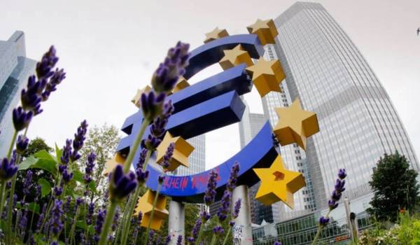 ΕΚΤ: Προβλέπει αύξηση των «κόκκινων« δανείων των τραπεζών