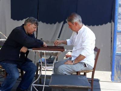 Σχετικά με την παράσταση του ΔΗΠΕΘΕΚ “Το τάβλι” στη Φοινικούντα