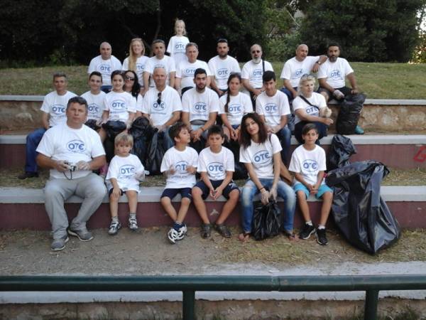 Εργαζόμενοι και συνταξιούχοι ΟΤΕ καθάρισαν το πάρκο 