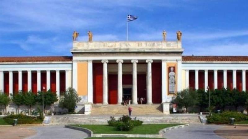 Εγκατέλειψαν μωρό 1,5 έτους έξω από το Εθνικό Αρχαιολογικό Μουσείο