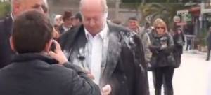 Αλεύρωσαν τον δήμαρχο Κεφαλονιάς στο Ληξούρι (βίντεο)