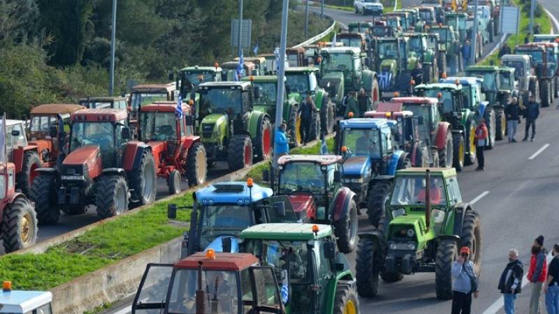 Παραμένει αποκλεισμένος ο αυτοκινητόδρομος Ε65 από τα τρακτέρ των αγροτών