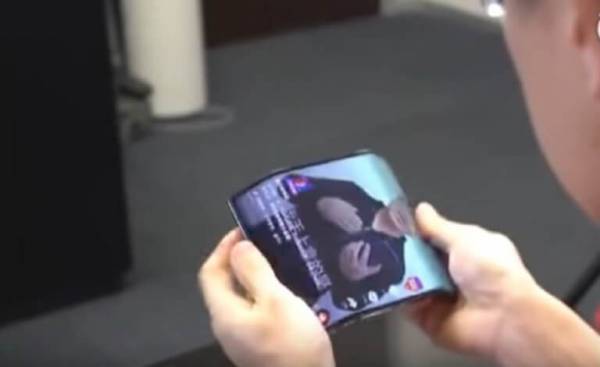 Η Xiaomi παρουσίασε το 1ο «έξυπνο» κινητό τηλέφωνο που διπλώνει στα τρία (Βίντεο)