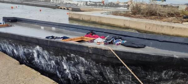 Μεσσηνία: Ρυμούλκηση ακυβέρνητου σκάφους στο λιμάνι της Κυπαρισσίας (φωτογραφίες)