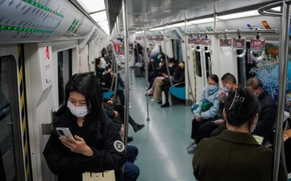 Κίνα: Καταργήθηκε η υποχρεωτική χρήση μάσκας στο μετρό του Πεκίνου