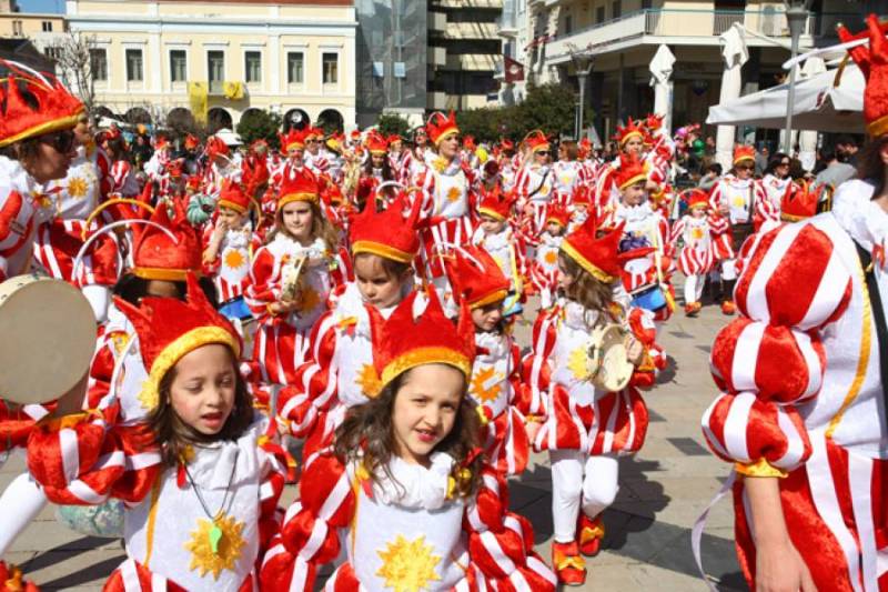 Πάτρα: 13.000 μικροί καρναβαλιστές και σοκολατοπόλεμος στο καρναβάλι των παιδιών