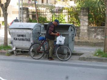 Ψάχνουν στους κάδους για φαγητό