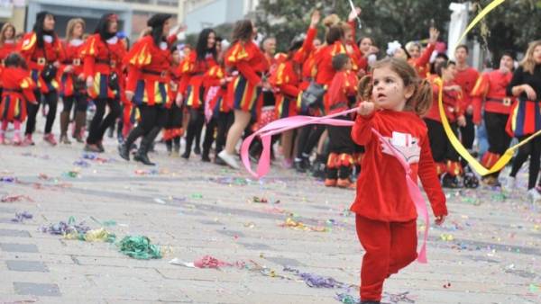 Πάνω από 14.000 παιδιά στη μεγάλη παρέλαση του Καρναβαλιού των Μικρών στην Πάτρα
