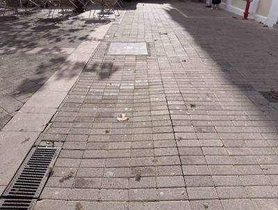 Χρειάζεται παρέμβαση για τους κυβόλιθους στην πλατεία