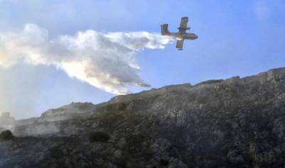 Σε εξέλιξη οι φωτιές σε Μεσοχώρια Εύβοιας και Αρχαία Κόρινθο