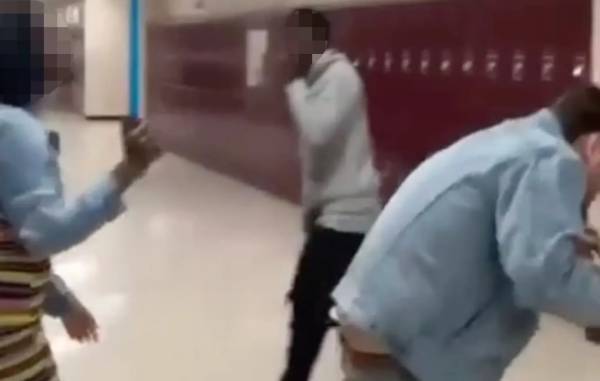 Τενεσί: Μαθήτρια έριξε σπρέι πιπεριού σε καθηγητή επειδή της πήρε το κινητό (Βίντεο)