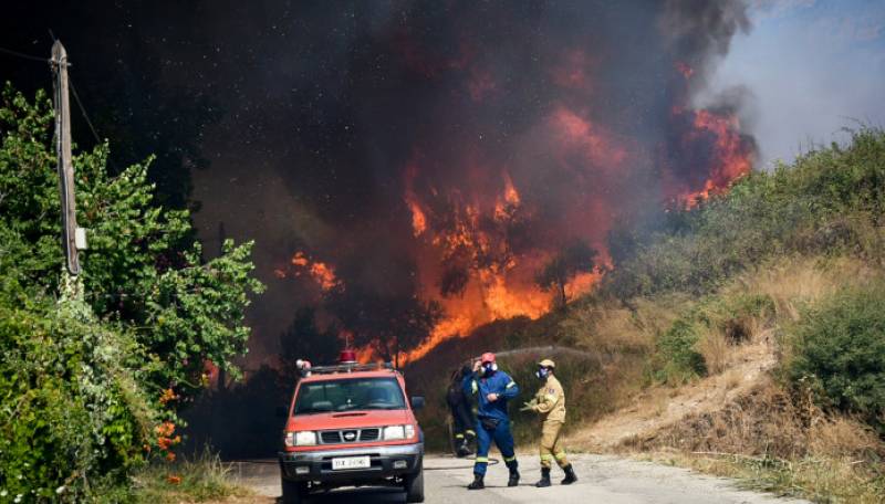 Στο σημείο όπου μαίνεται η δασική πυρκαγιά στην Αχαΐα έφθασε ο Ν. Χαρδαλιάς