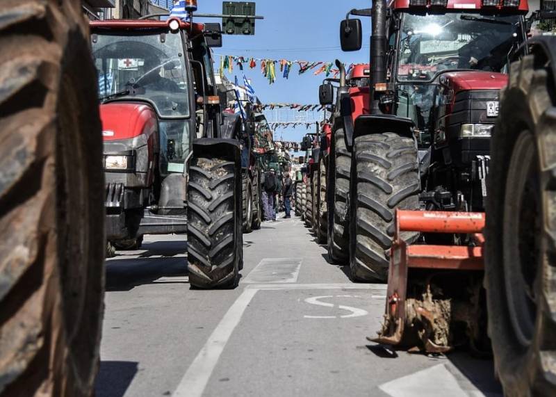 Ζεσταίνουν τα τρακτέρ τους οι αγρότες – Ενισχύονται τα μπλόκα (Βίντεο)