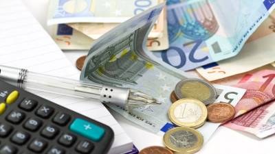 ΟΟΣΑ: Mείωση φορολογίας στους μισθούς στην Ελλάδα