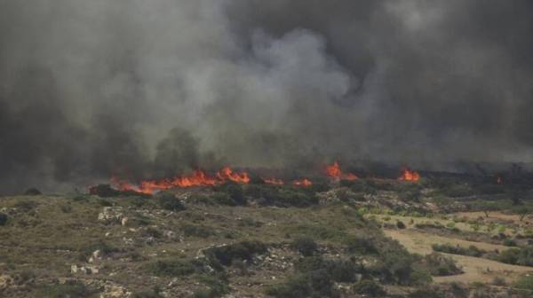 Πυρκαγιά στην Πάρο: Ενισχύθηκαν οι πυροσβεστικές δυνάμεις - Μικρές αναζωπυρώσεις τα ξημερώματα