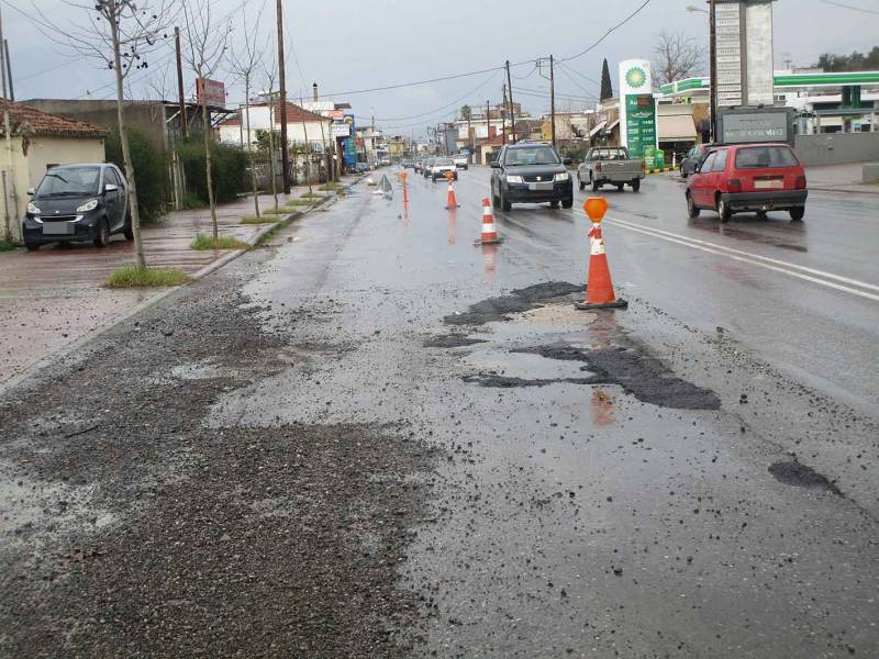 Κλέινουν τις λακκούβες, που άνοιξε η βροχή στο Ασπρόχωμα (βίντεο)