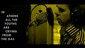 O Nick Cave τραγουδάει για την Ελλάδα της κρίσης (βίντεο)