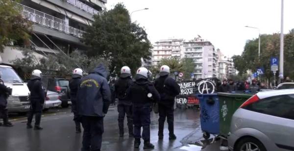 Θεσσαλονίκη: Αστυνομική επιχείρηση για εκκένωση κτιρίου (βίντεο)