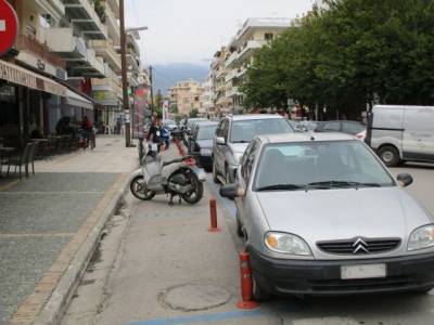 Διπλοπαρκαρισμένα εμποδίζουν τα μηχανάκια στην Ψαρών