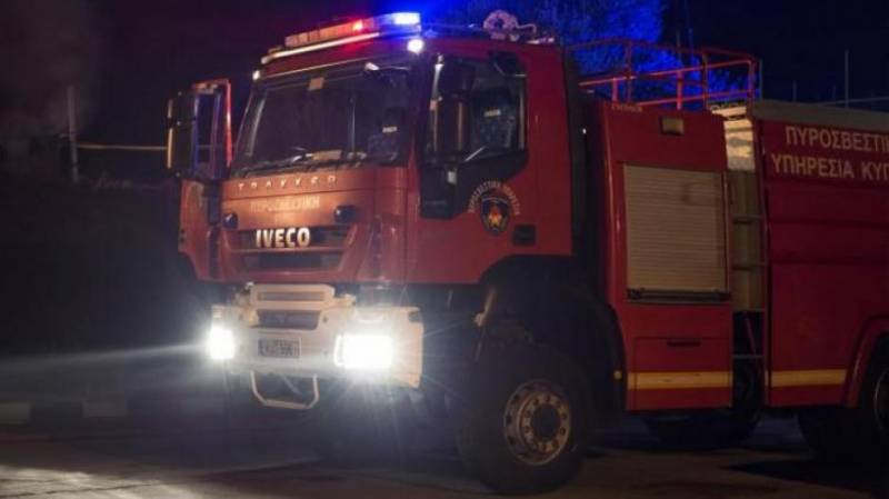Αγνωστοι έκαψαν δύο ΙΧ στην Πετρούπολη