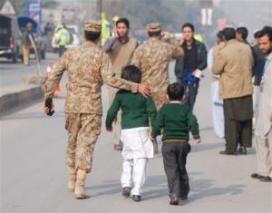Πακιστάν: Νεκροί τουλάχιστον 84 μαθητές σε επίθεση Ταλιμπάν σε σχολείο