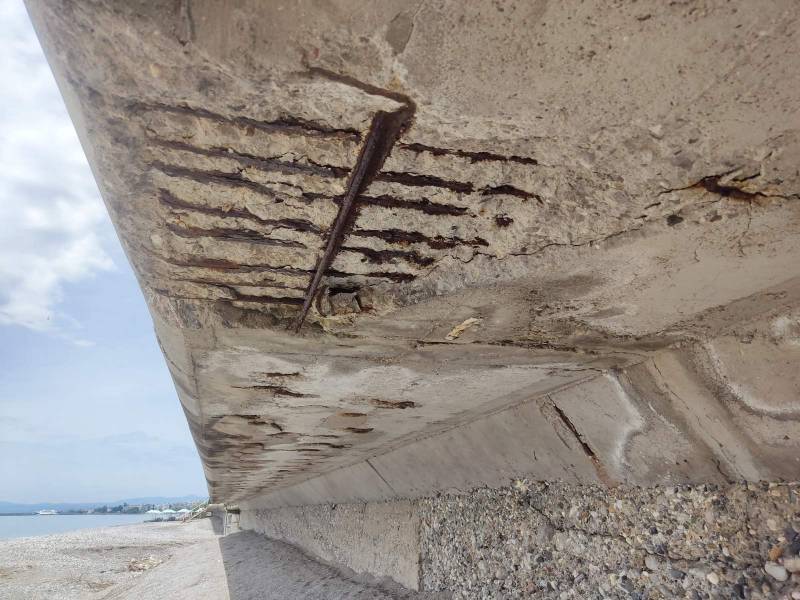 Σοβαρή φθορά στο νότιο πεζοδρόμιο της Ναυαρίνου